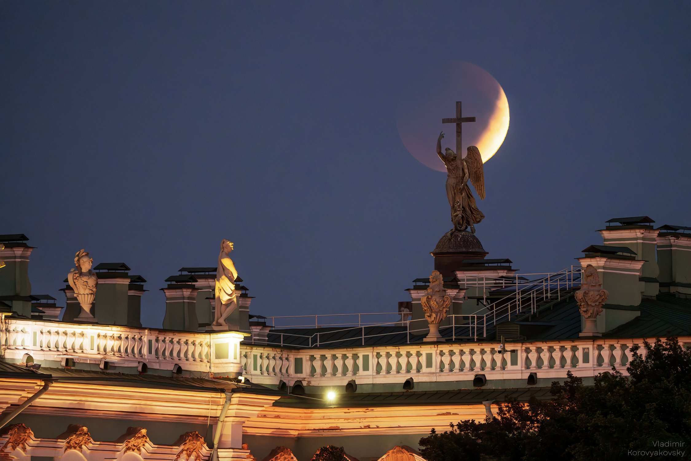 Лунное затмение и Ангел на Александровской колонне