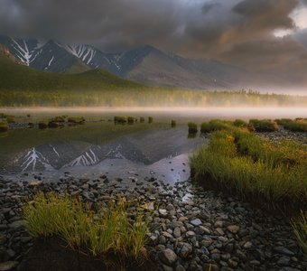 Туманный рассвет у подножия Байкальского хребта