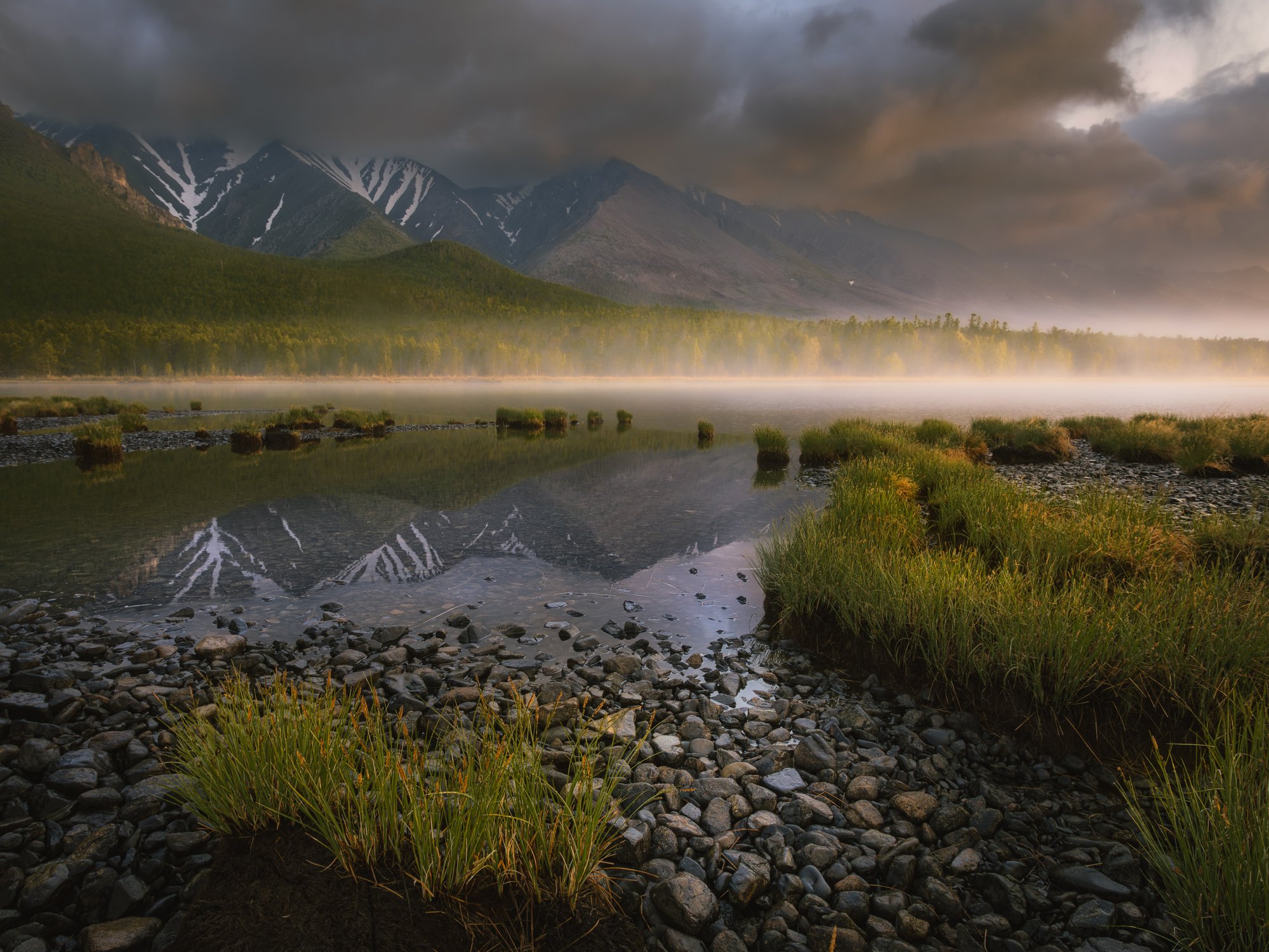 Туманный рассвет у подножия Байкальского хребта