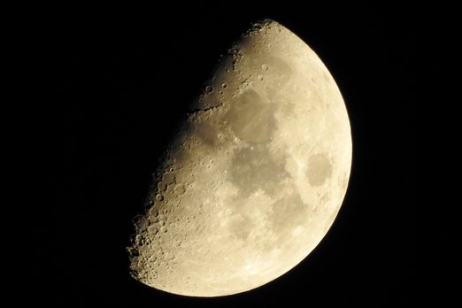 Луна уменьшается в размерах: чем это грозит космонавтам