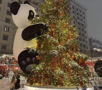 Панда променяла бамбук на елку