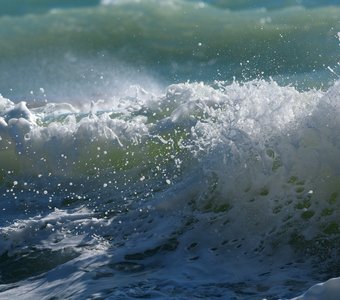 В белой пене