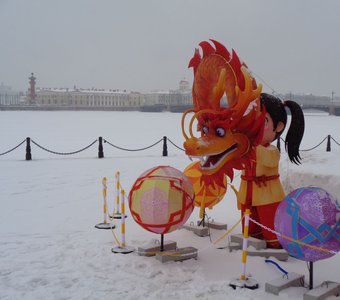 Девочка обнимает дракона (инсталляция)