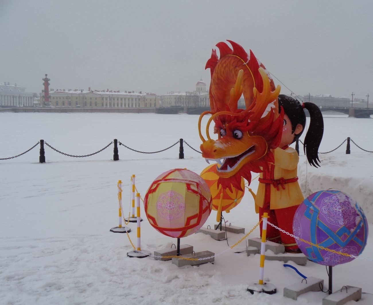 Девочка обнимает дракона (инсталляция)