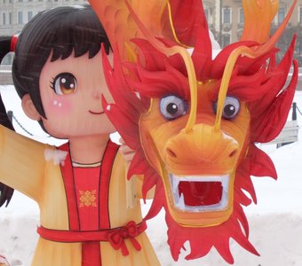 Девочка играет с драконом ( инсталляция )