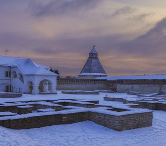 Вечер... Вид на Власьевскую башню и Приказные палаты