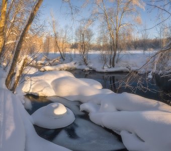 На заснеженных берегах речки