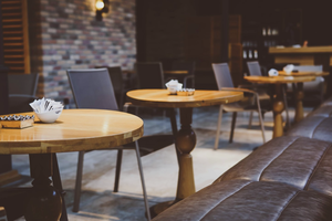 Петербург оказался самым скупым на чаевые — среди крупных городов России