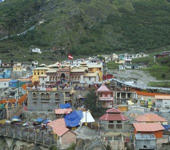 Храм Бадринатх в Гималаях