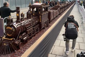 55-метровый паровоз с вагонами – самая длинная в мире шоколадная скульптура