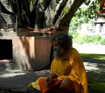 Садху, сидящий у храми