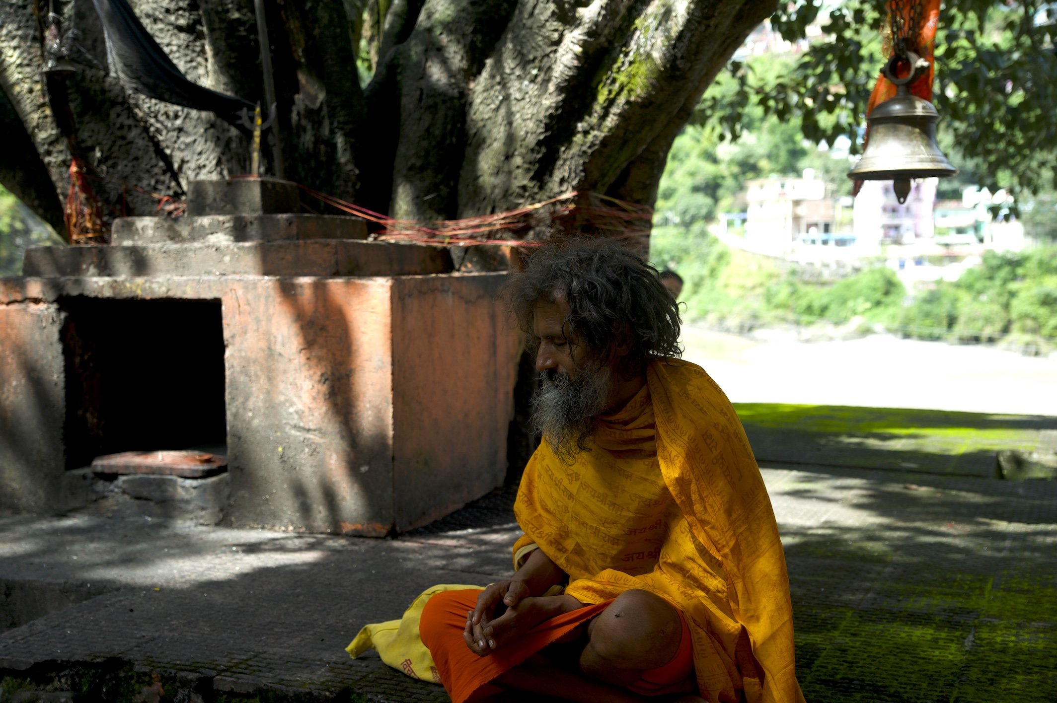 Садху, сидящий у храми