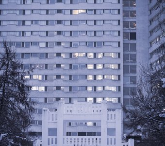 Мемориал жертвам интервенции и за ним гостиница Арктика, Мурманск