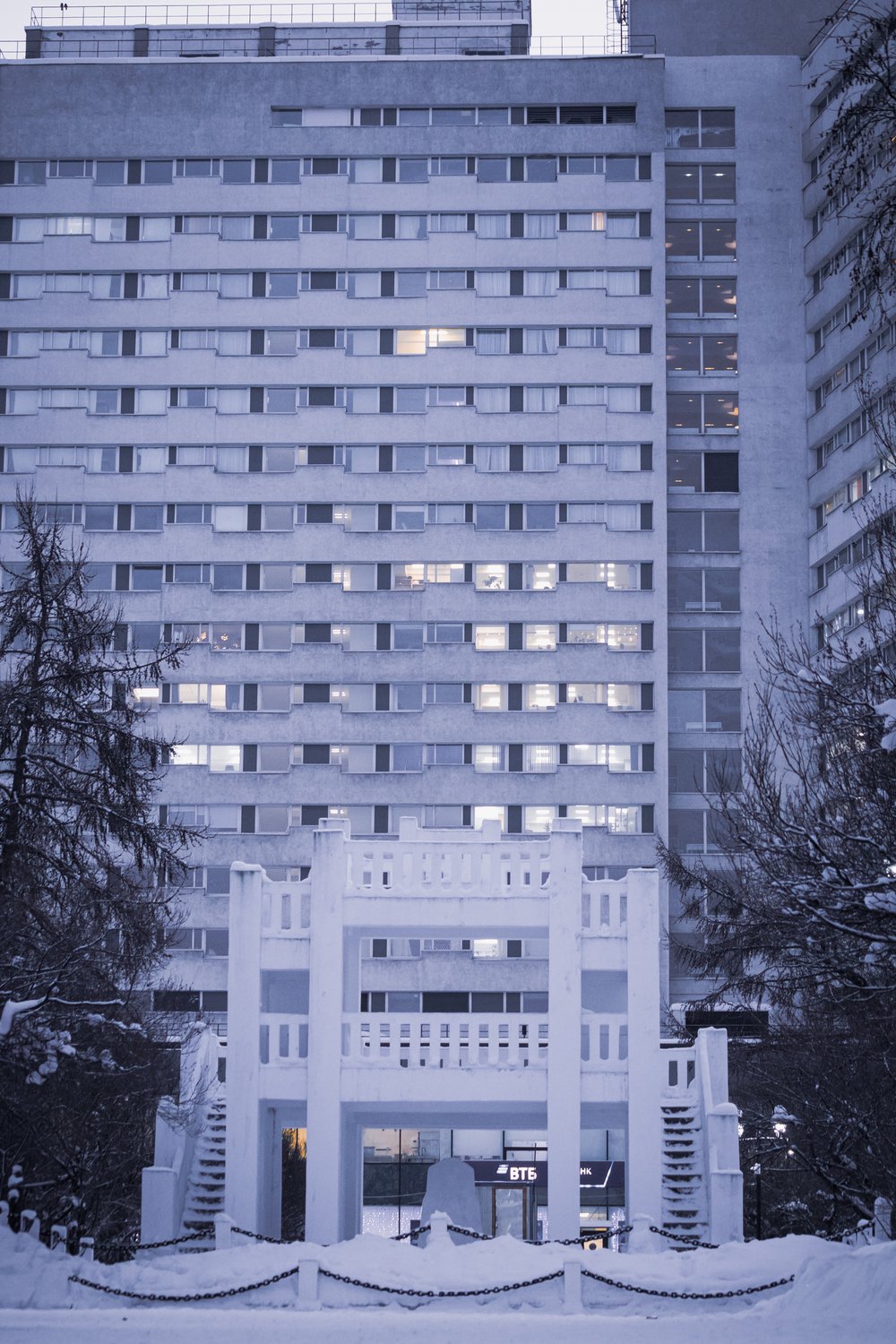 Мемориал жертвам интервенции и за ним гостиница Арктика, Мурманск