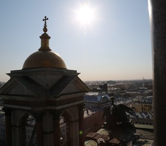 Вид с колоннады Исаакиевского собора на Санкт-Петербург