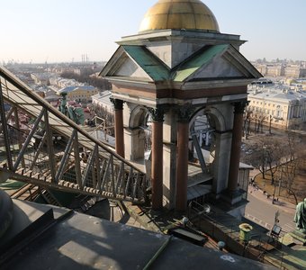Колоннада Исаакиевского собора в Санкт-Петербурге