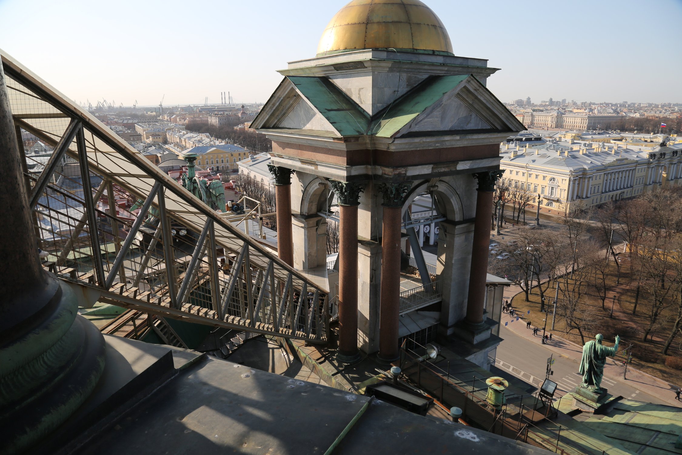 Колоннада Исаакиевского собора в Санкт-Петербурге