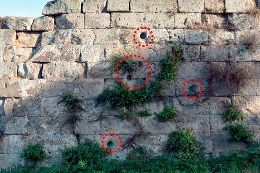 Древний пулемет оставил отметины на стенах Помпей