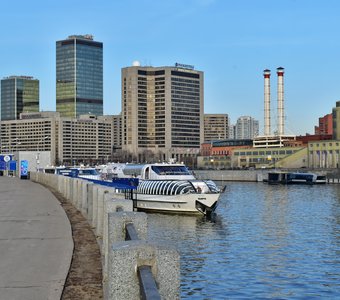 Утро красит нежным светом