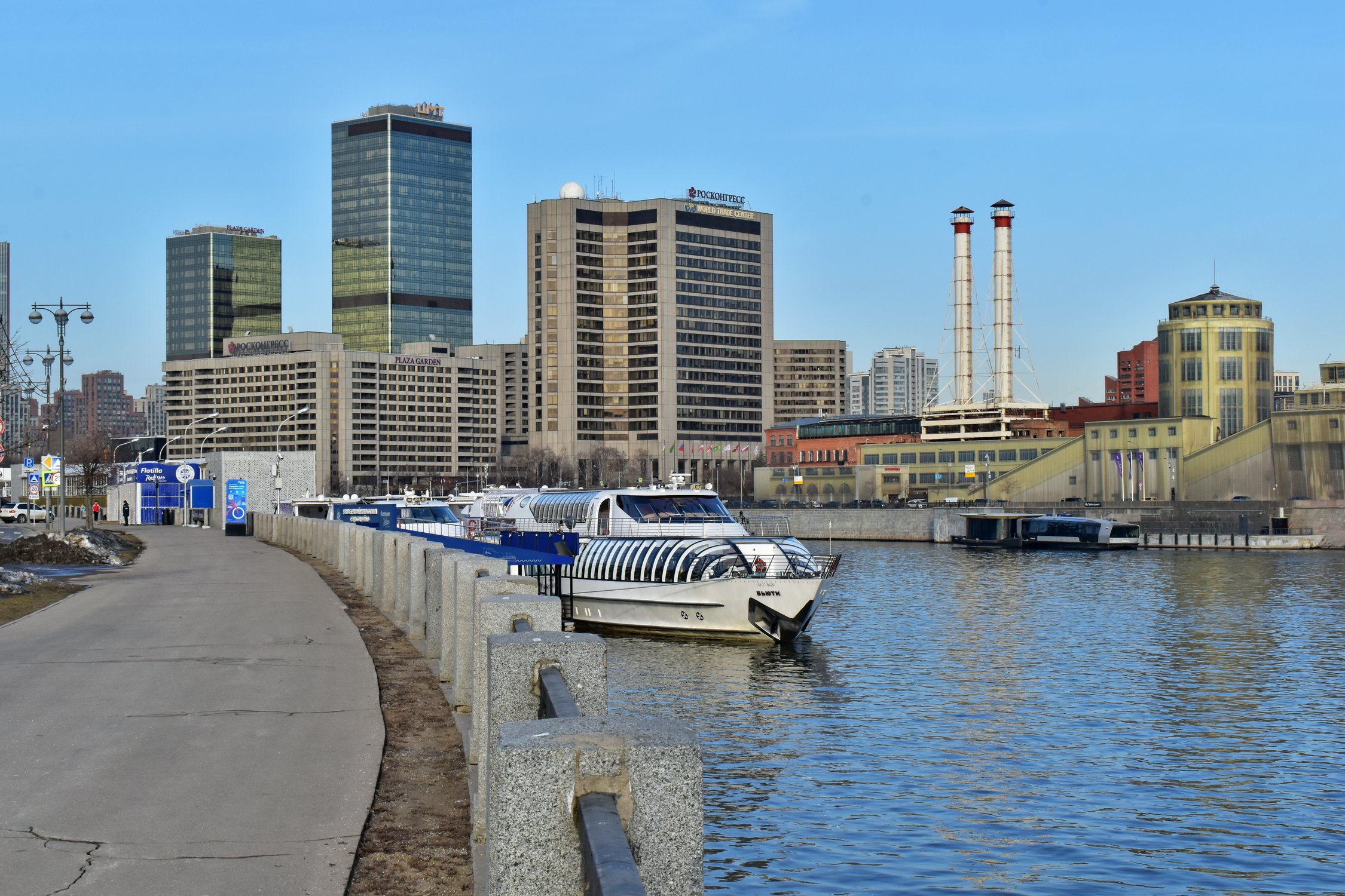 Утро красит нежным светом