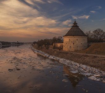 Март... Ледоход на реке Великой...