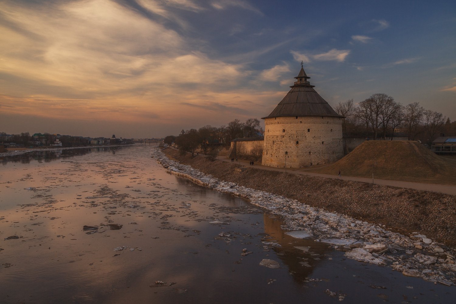Март... Ледоход на реке Великой...