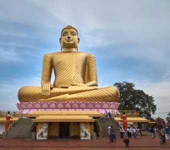 Большой золотой Будда