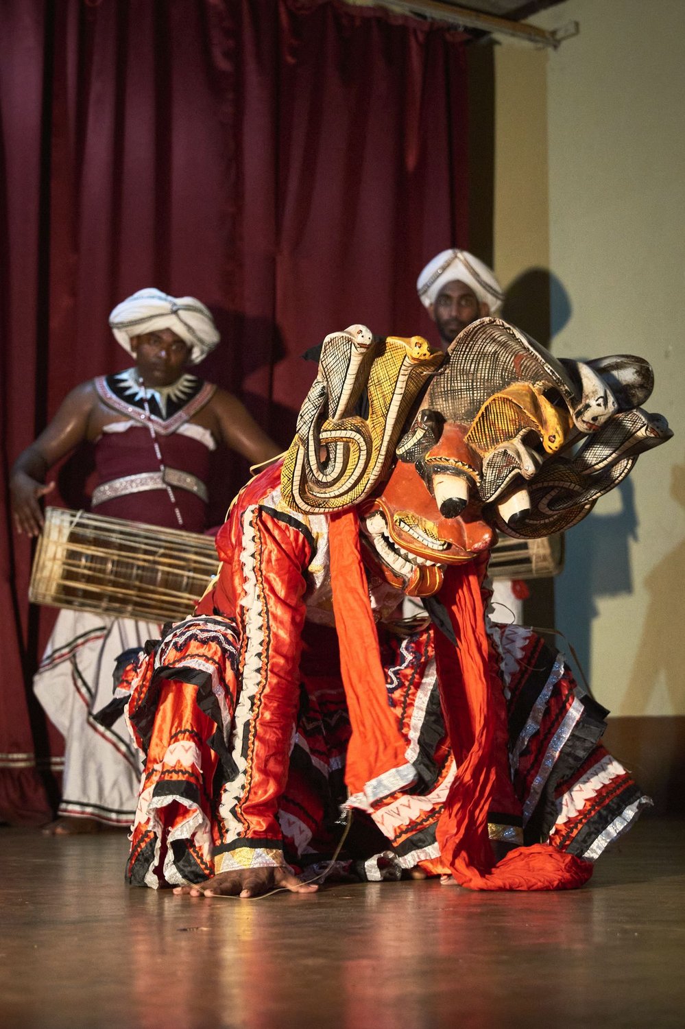 Танец в маске