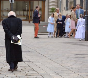 А жизнь продолжается