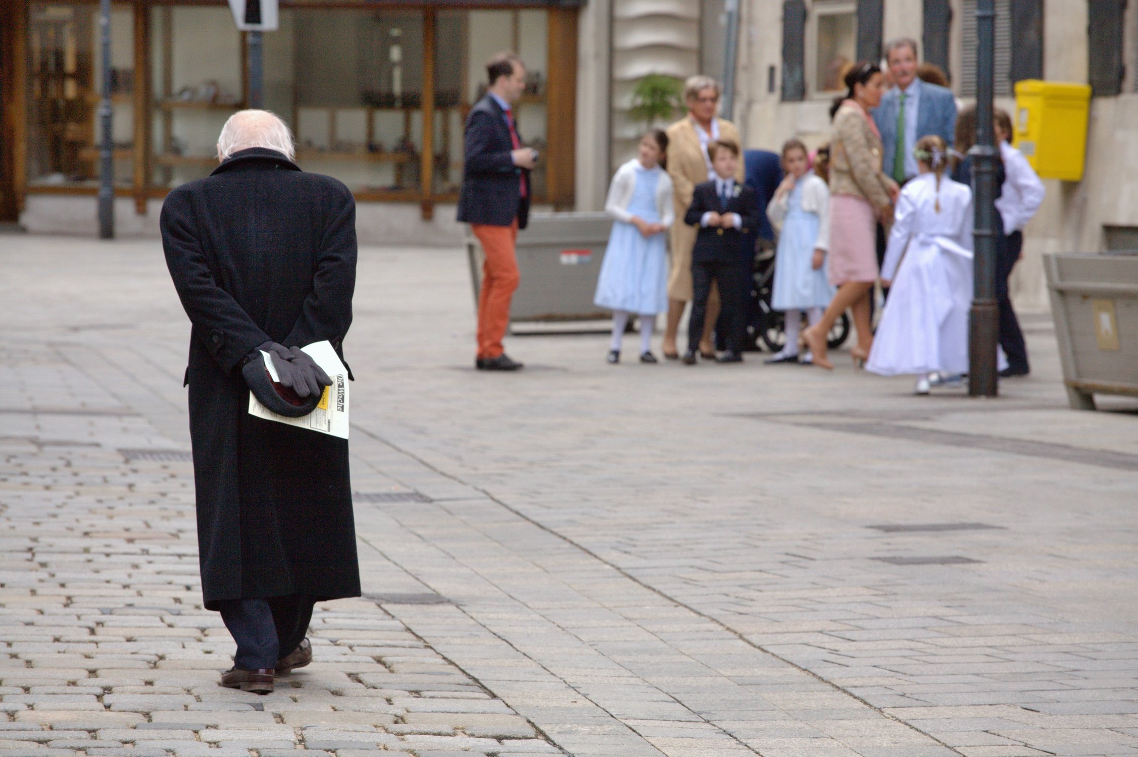 А жизнь продолжается