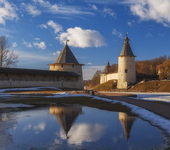 Весеннее отражение... Вид на Плоскую и Высокую башни...
