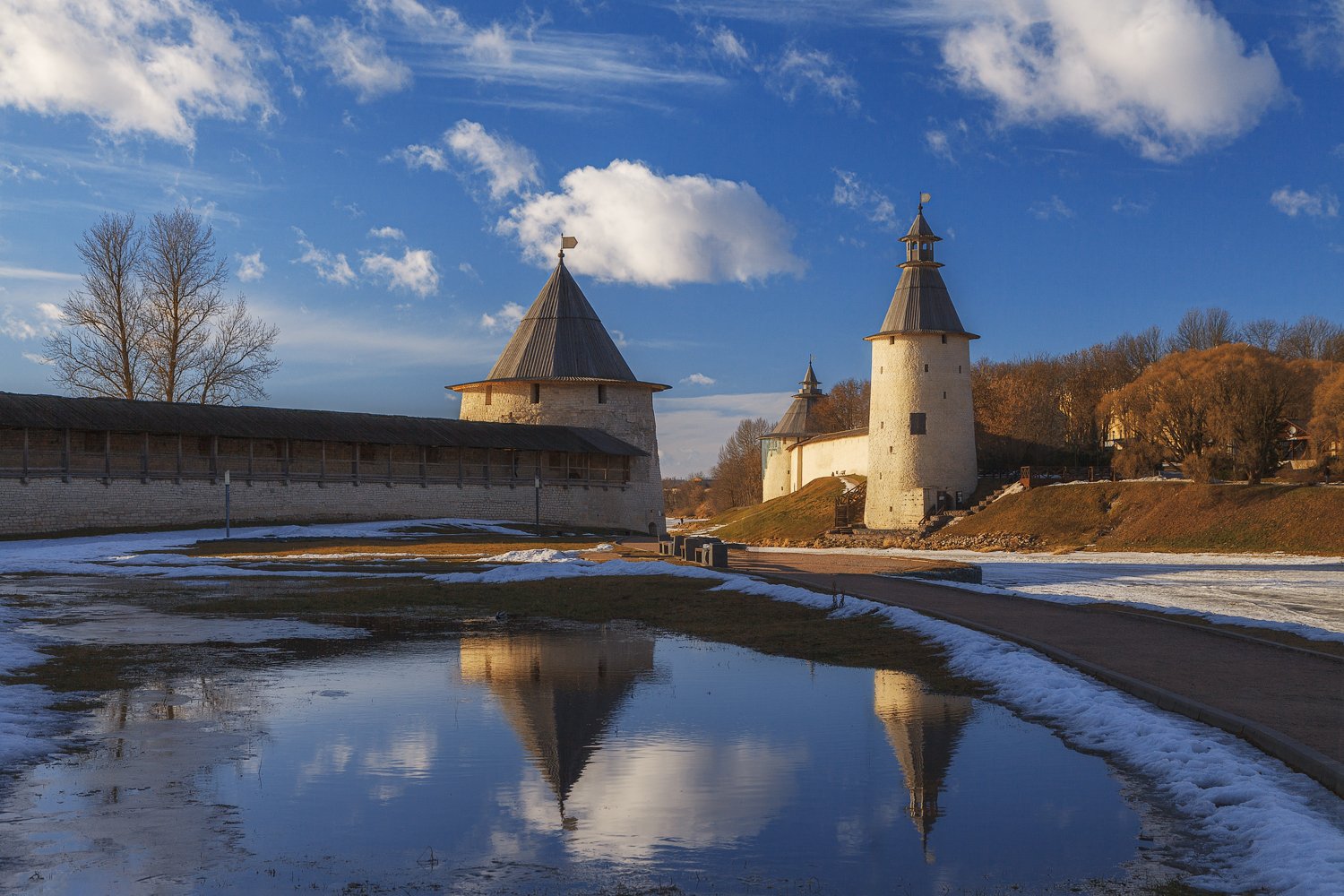 Весеннее отражение... Вид на Плоскую и Высокую башни...