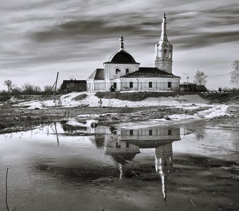 Чёрно-белое отражение