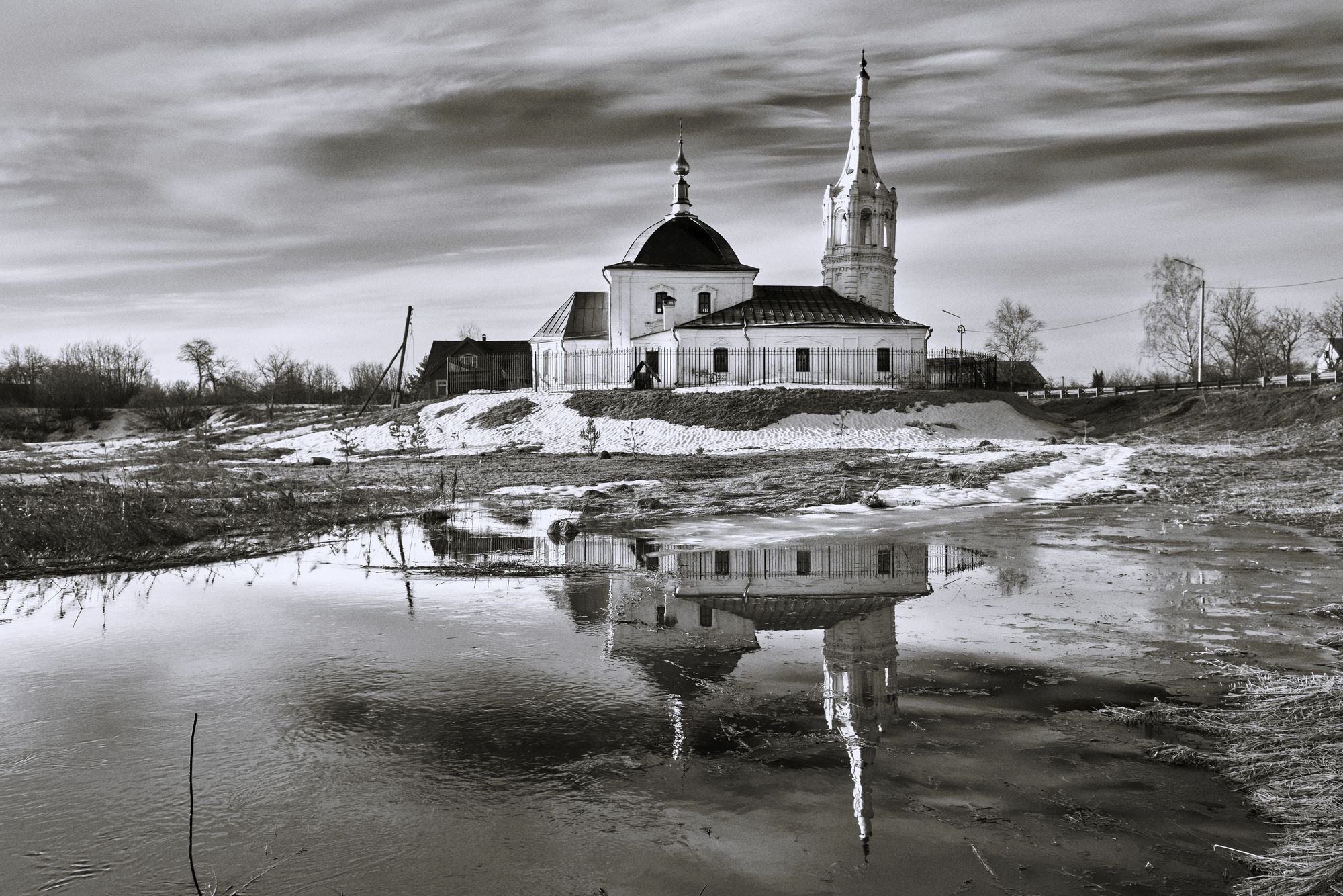 Чёрно-белое отражение