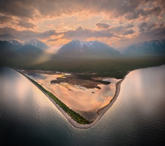 Закат над мысом Мужинай. Северный Байкал