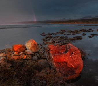 Луч вечерний красным красит