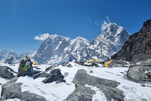 Гиды на Эвересте травили альпинистов ради выплат по страховке