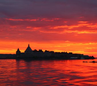 Пламенный рассвет у крепости Орешек в Ленинградской области
