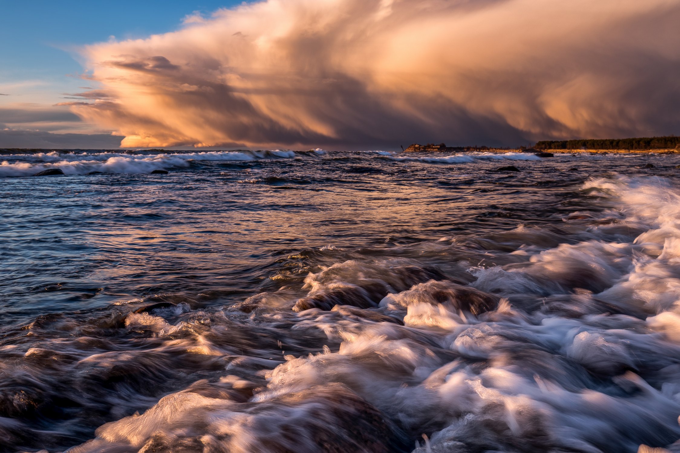 «Над седой равниной моря ветер тучи собирает...» (Максим Горький)