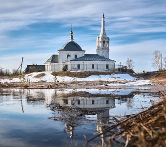 Деревенская церковь.