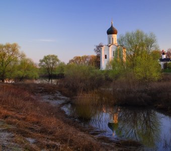 Утро у храма Покрова на Нерли