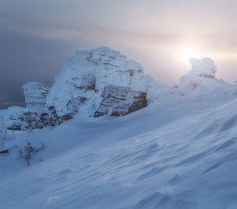 Встает рассвет над Вишерой седой