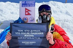 Россиянин первым в мире покорил Эверест на одних руках