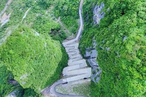 Самая извилистая дорога в мире бросает вызов даже опытным водителям