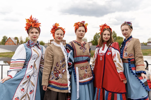 150-летняя лодка и расписные фараонки: чем удивит фестиваль «Русская Венеция» в Холуе