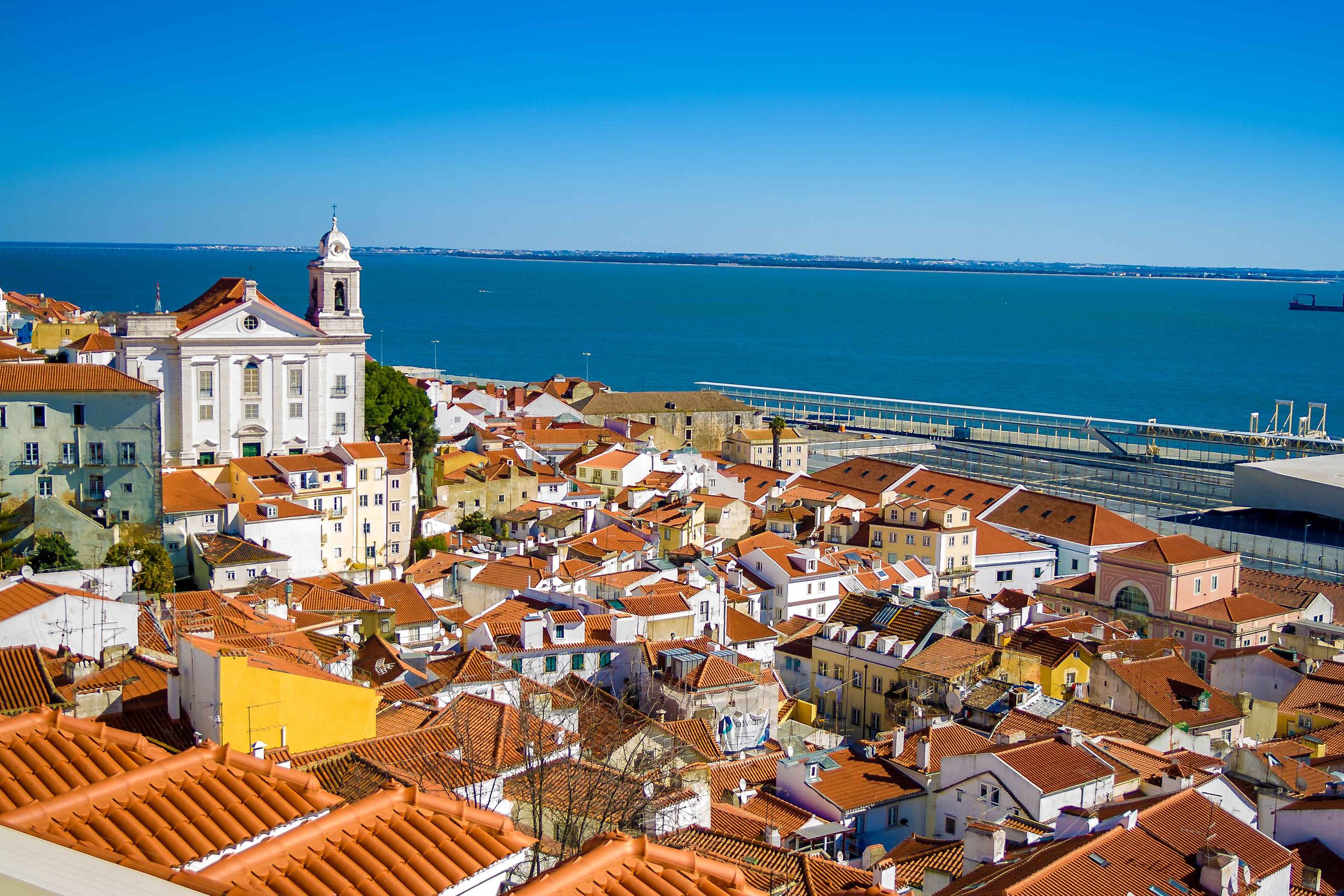 Визовый центр Португалии остановил прием заявлений