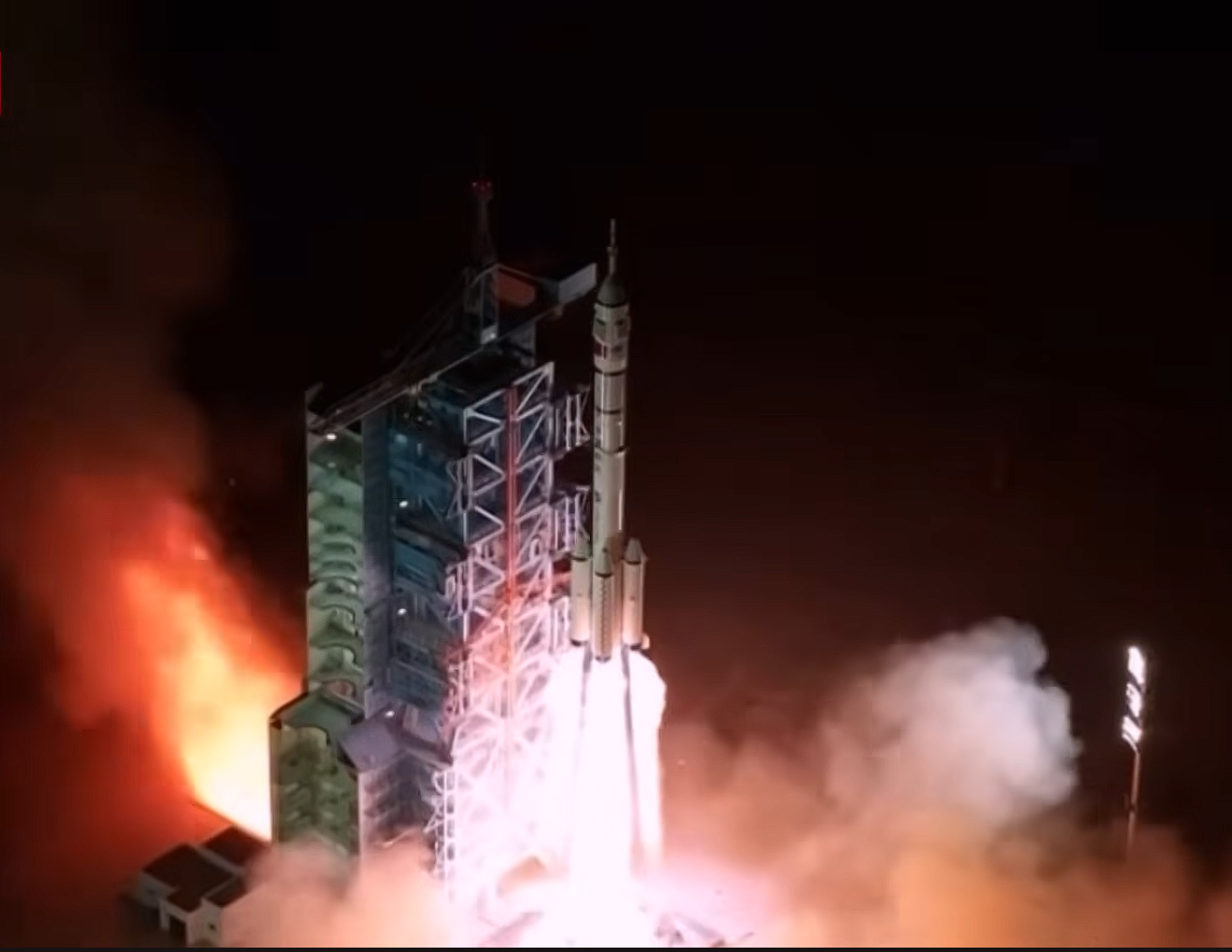 Китайские астронавты застряли в космосе