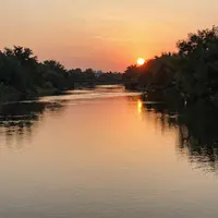 Coucher de soleil paisible sur la rivière