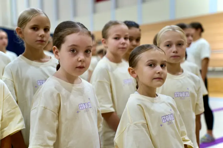 Юные спортсменки «ШТОРМ» перед тренировкой по чир спорту