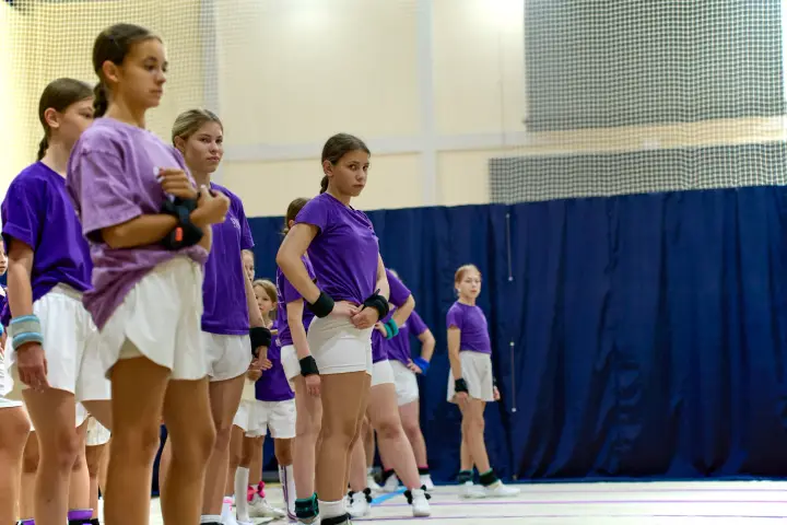 Спортсмены клуба «ШТОРМ» готовятся к тренировке по чир спорту